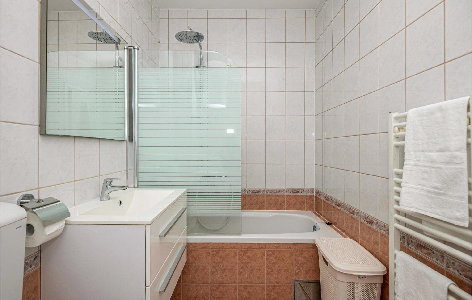 1 Bedroom Beautiful Apartment In Baska Voda Luaran gambar